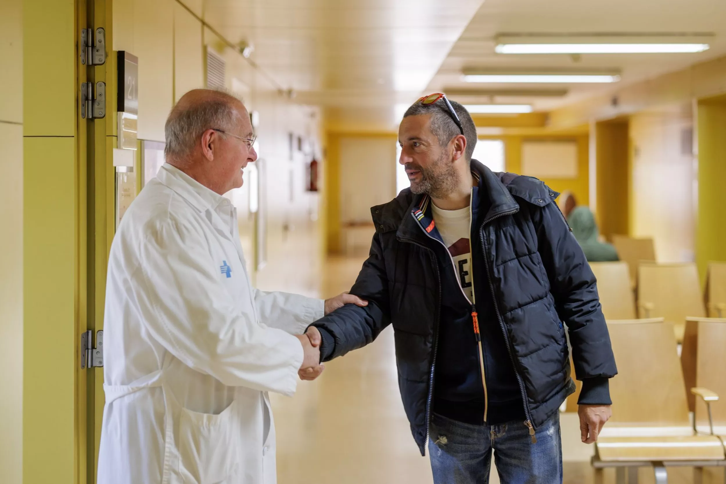 Metge parlant amb una pacient