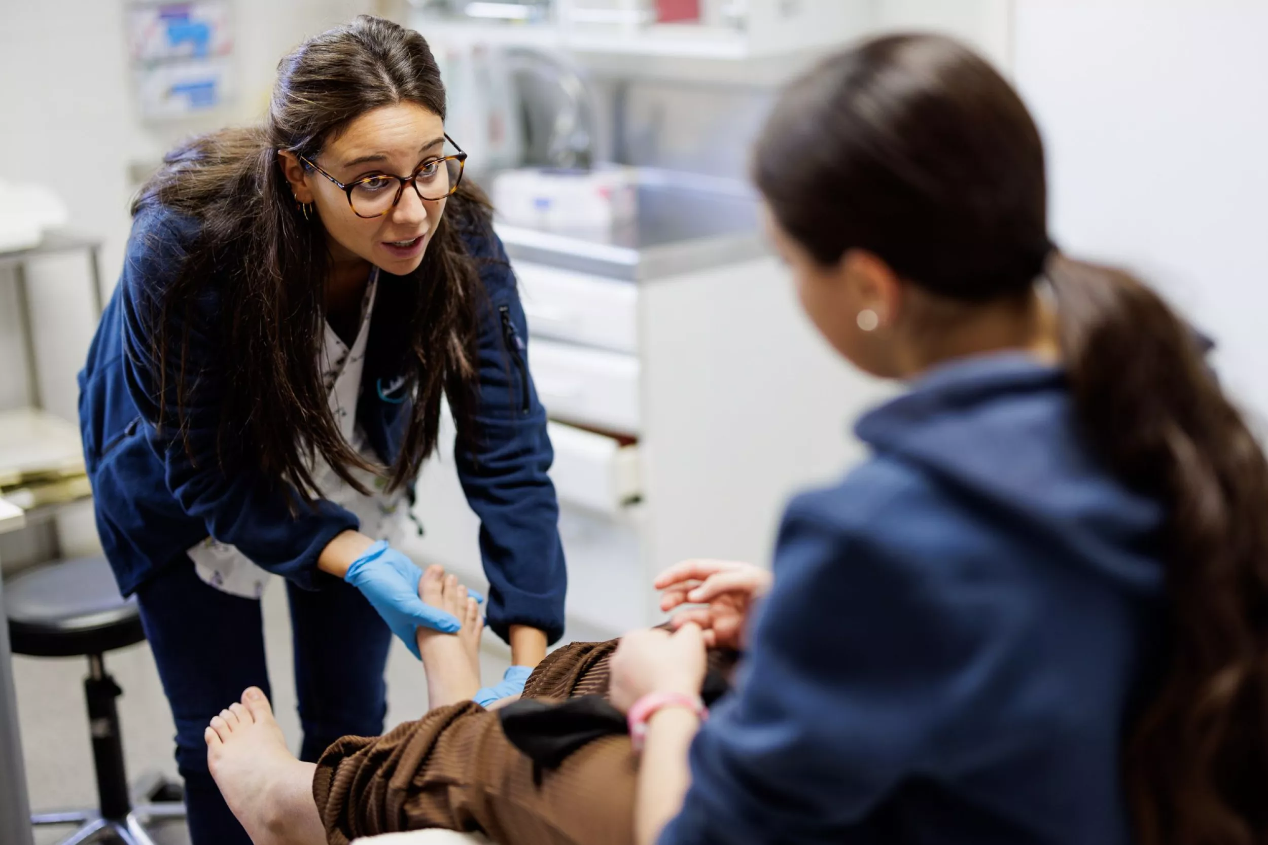Metge d'assistència primària atenent una adolescent