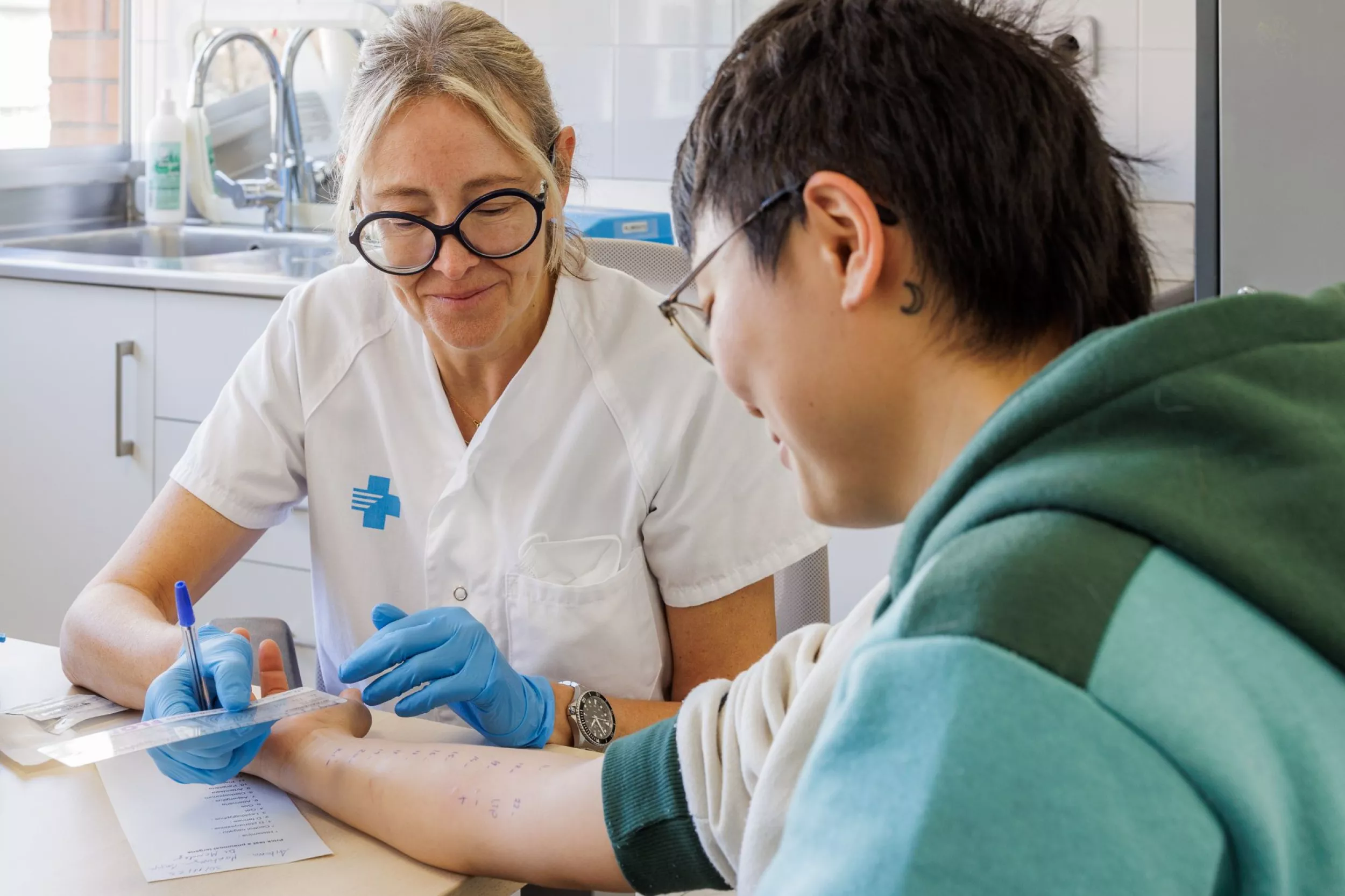 Enfermera haciendo pruebas de alergia a un paciente