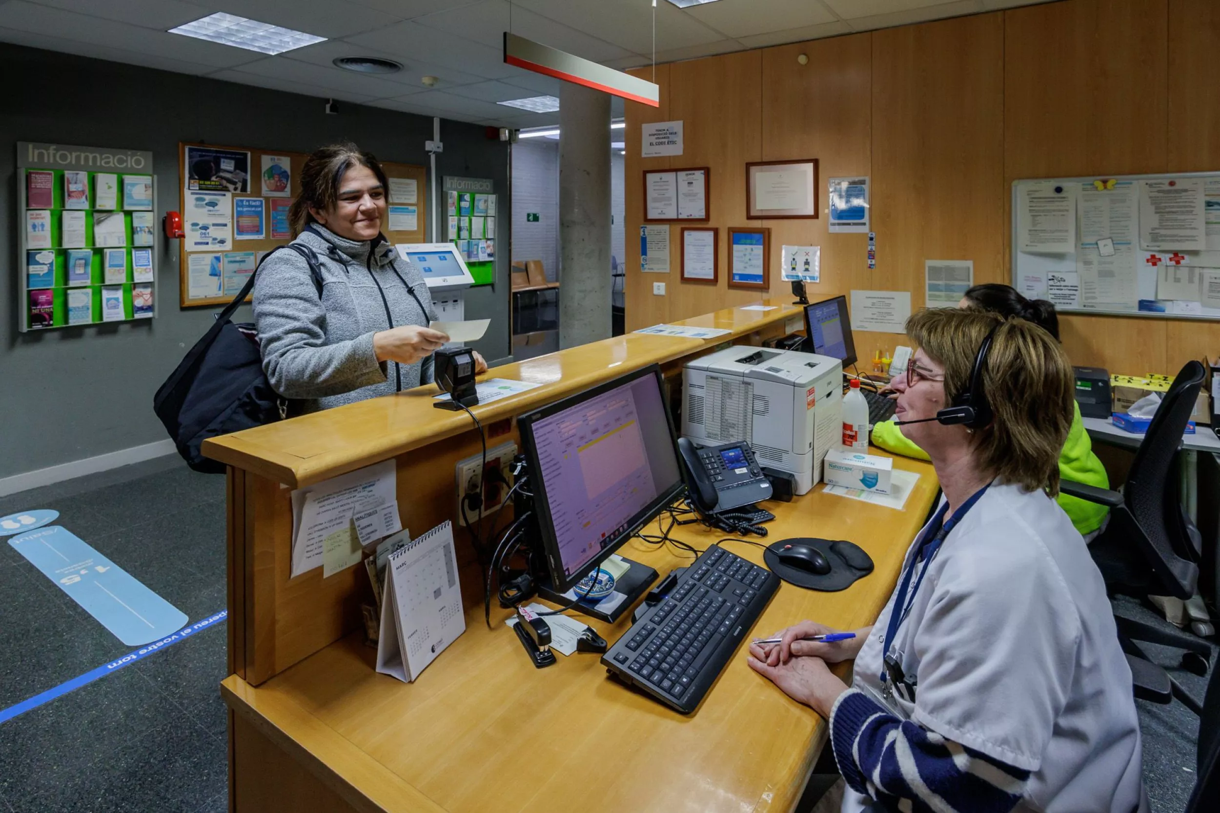 Administrativa parlant amb una pacient