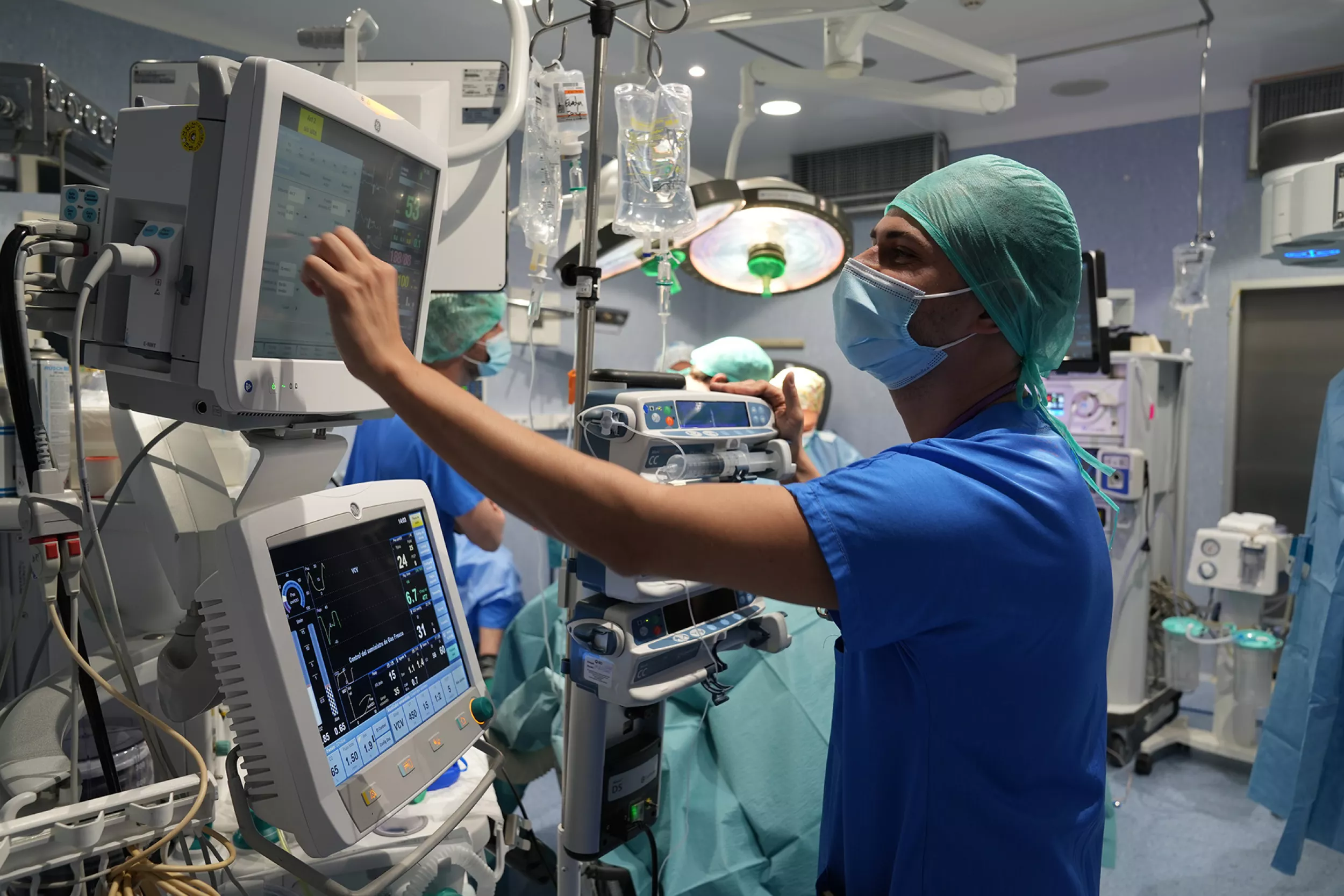 Médico trabajando con máquinas de anestesiología