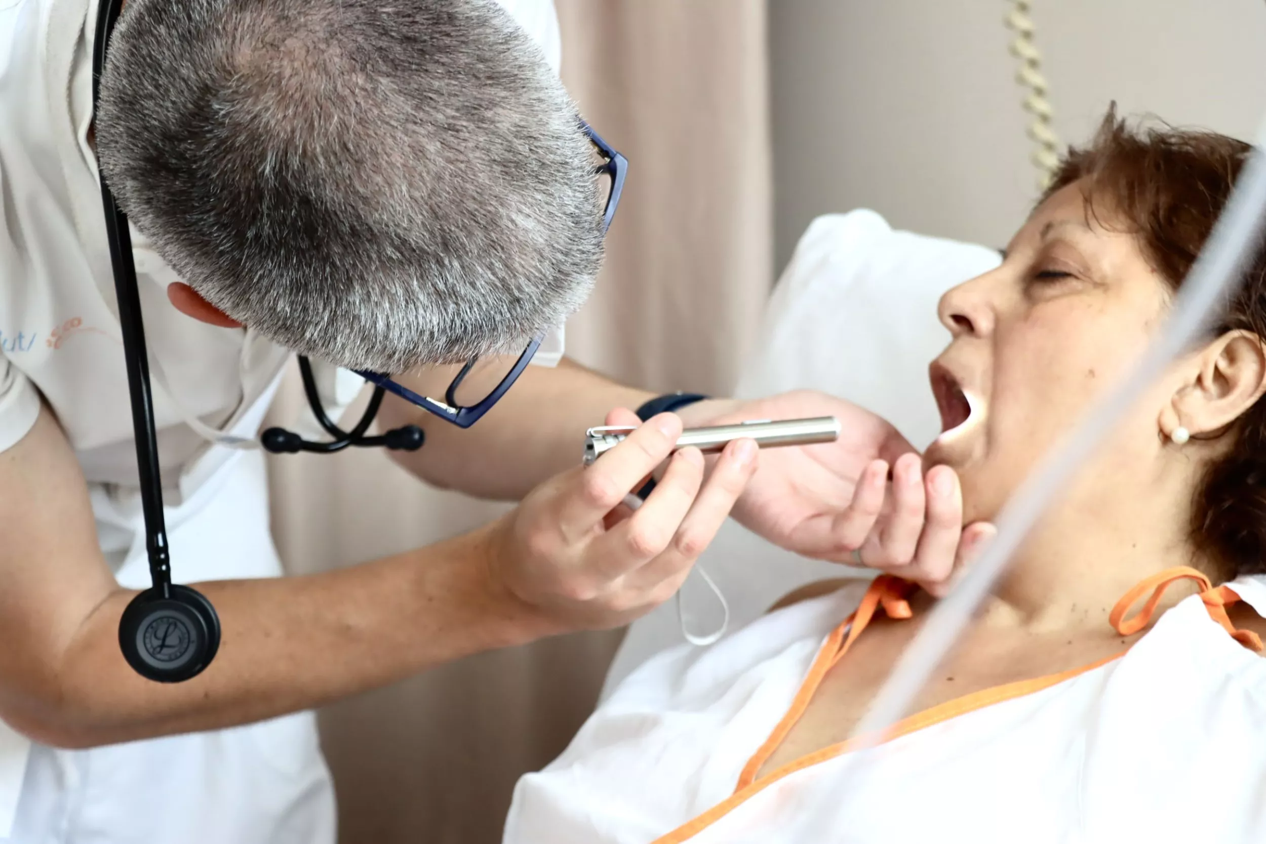 Metge d'hematologia tractant una pacient