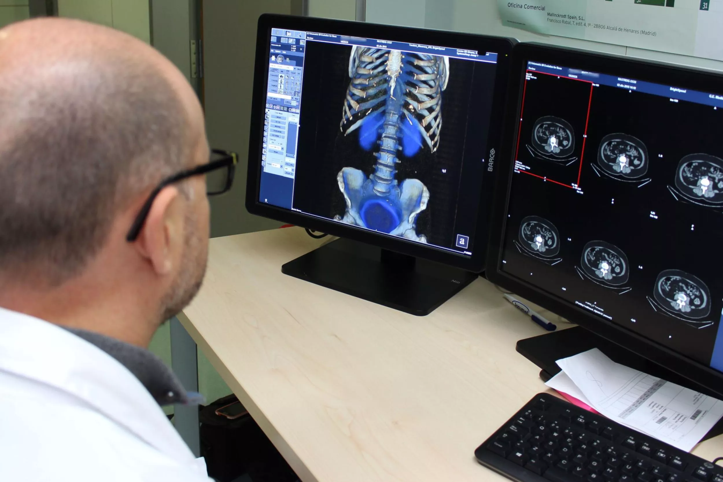 Metge analitzant unes dades de medicina nuclear