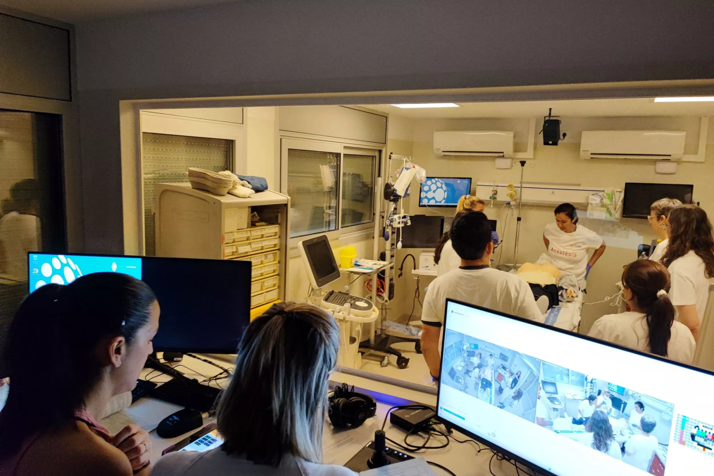 Sala tècnica annexa al box de crítics del Centre de Simulació de l'Hospital Trueta