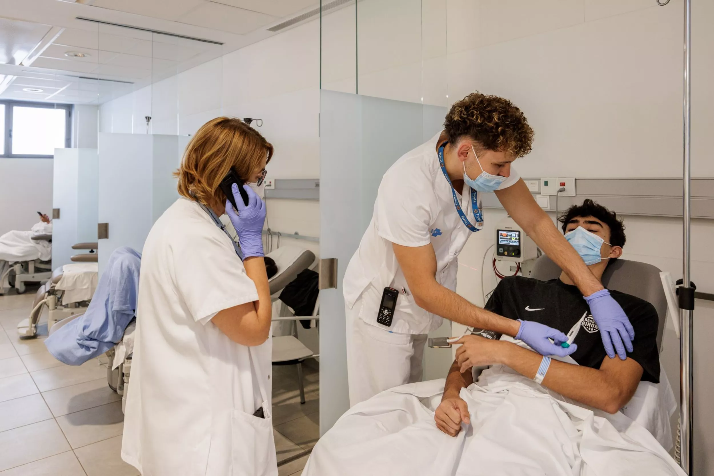 Atenció a un pacient per professionals del Servei d'Urgències i Emergències de l'Hospital Trueta