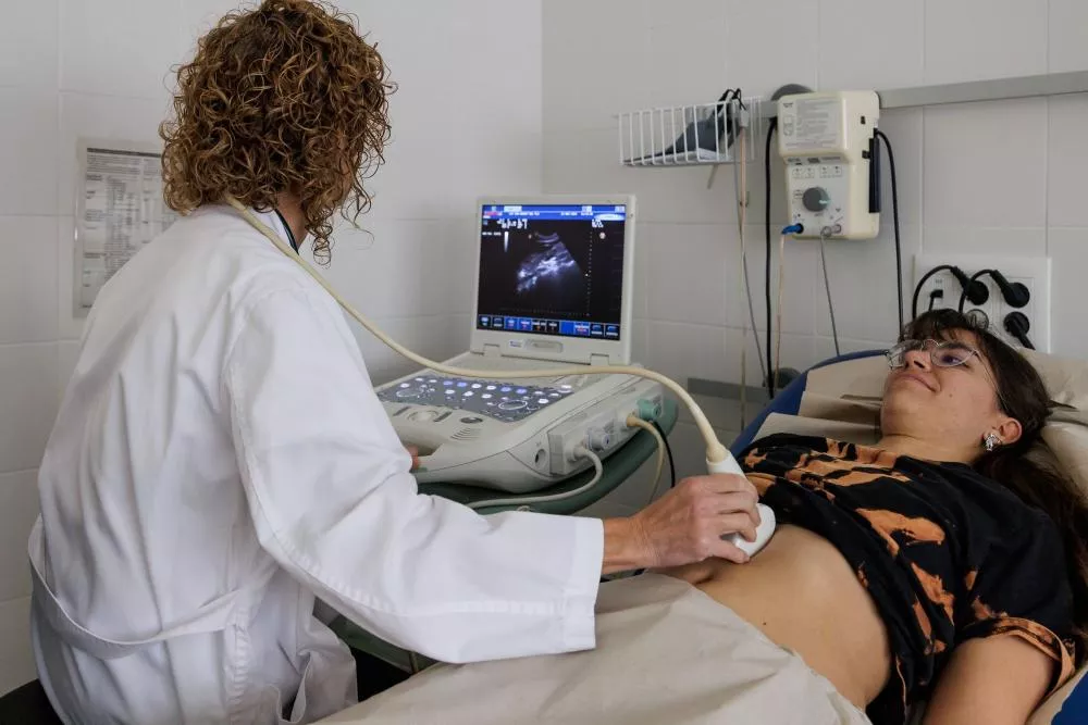 Médico haciendo una ecografía a una paciente
