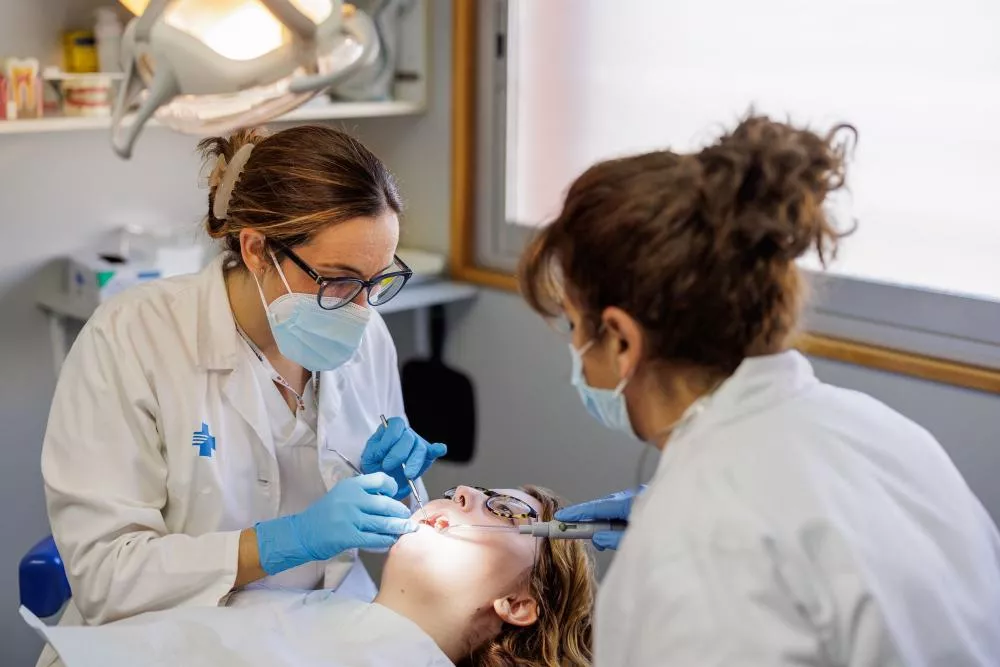 Médicos de odontología tratando a un paciente