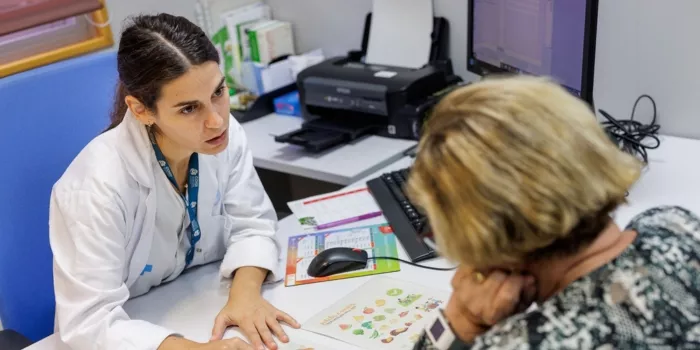 Paciente hablando con una médico