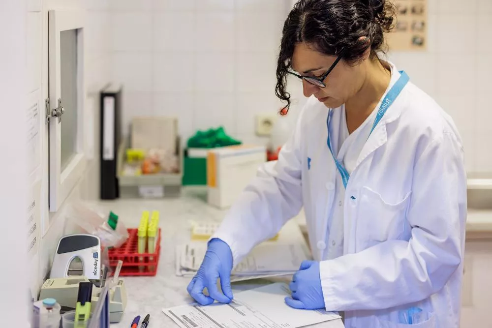 Médico poniendo etiquetas en un documento