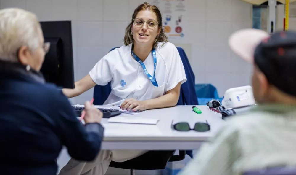 Dos pacientes hablando con una médico