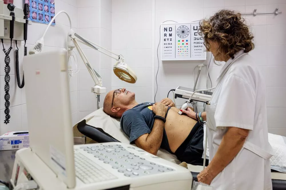 Médico haciendo una ecografía a un paciente