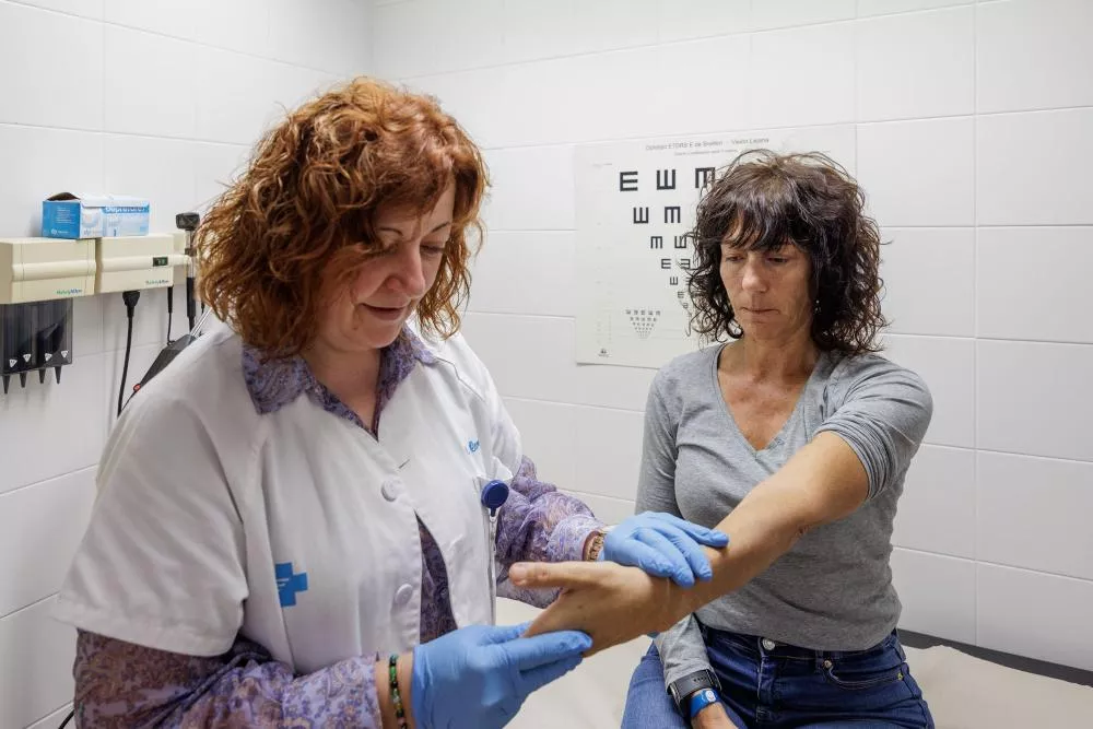 Médico haciendo una revisión a una paciente