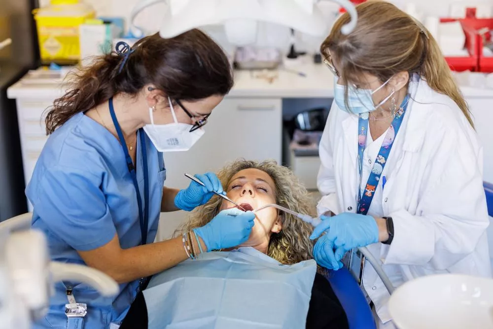 Médicos tratando la boca de una paciente