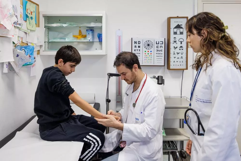 Médicos tratando a un paciente adolescente