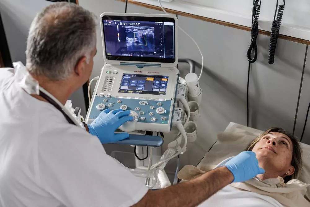 Médico haciendo una ecografía a una paciente