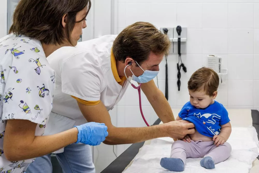 Médicos atendiendo a un bebe