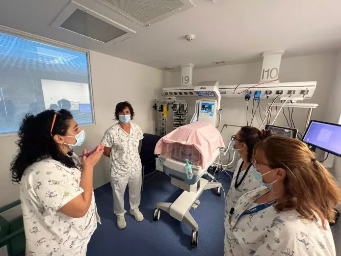 Un box de la Unitat de Neonatologia del Trueta va ser l'escenari de la simulació  inclosa en les actuacions per fomentar l'estratègia de Seguretat dels Pacients al Trueta