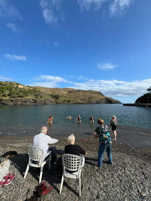 Imatges d'una sessió d'exercici físic vinculat als estudis de recerca per avaluar els beneficis que les activitats a l'entorn del mar aporten a la salut i al benestar emocional de les persones. 