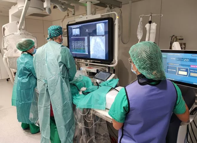 Imatges d'una intervenció per a tractar un cas de fibril·lació auricular utilitzant el procediment d'electroporació realizada a la sala d’electrofisiologia cardíaca ubicada a la Unitat d'Arrítmies del centre.    