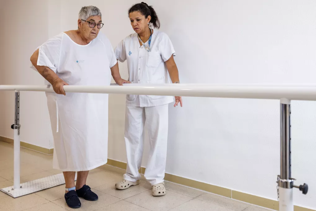 Una paciente y una fisioterapeuta durante una sesión
