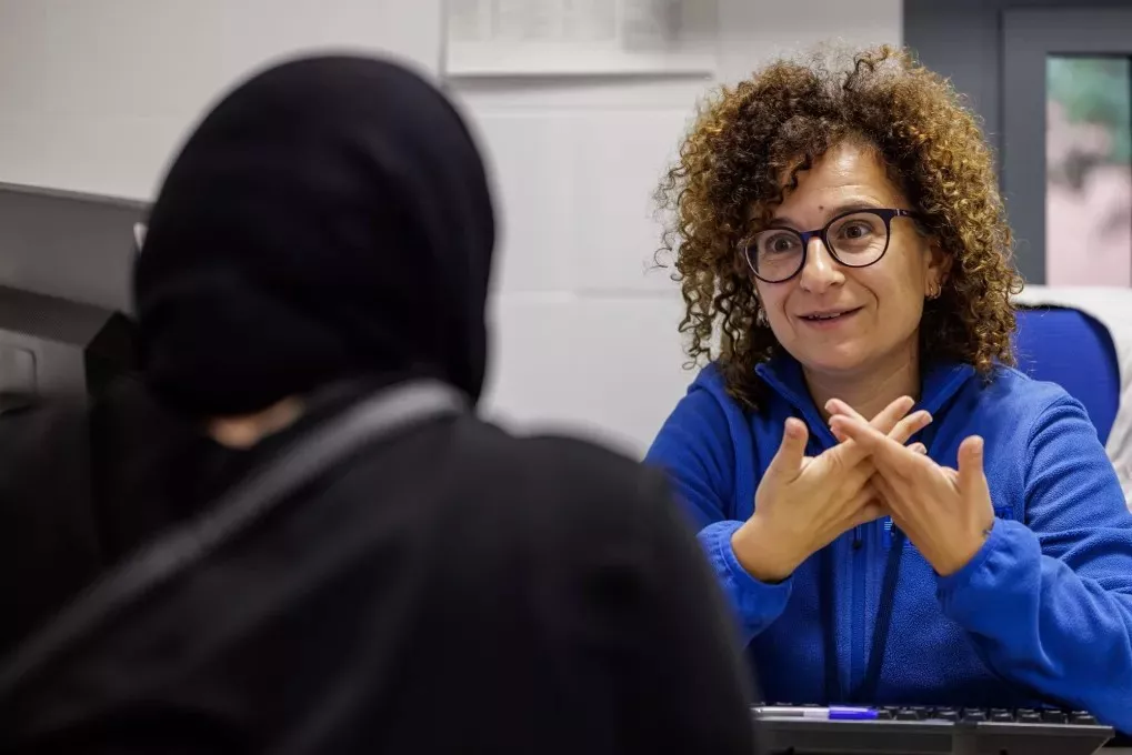 Una sanitaria atendiendo a una paciente.