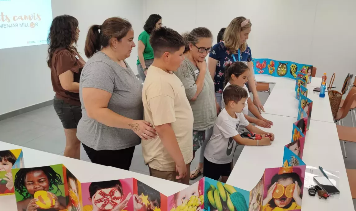 Un grup de famílies fent una acció amb nutricionistes.