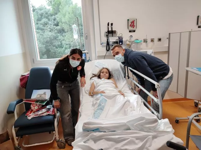 Visita de jugadors i jugadores del Girona FC a pediatria dins actes de Nadal 2024
