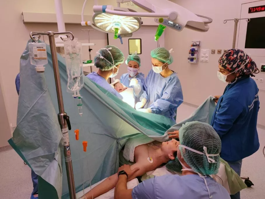 Part per cesària al nou quiròfan situat a la mateixa sala de parts de l'Hospital Trueta i que permet  facilitar el circuit d’acompanyament dels familiars i reforçar el model assistencial centrat en el manteniment continuat del vincle mare-nadó.