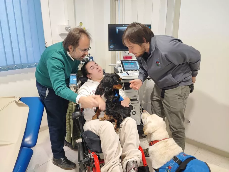 Visita a la Unitat Funcional de Paràlisi Cerebral del Trueta en què s'hi ha incorporat la teràpia assistida amb gossos com a intervenció complementària a la resta de tractaments realitzats. A més dels professionals mèdics i d’infermeria, la teràpia es realitza amb la presència constant del tècnic del CTAC.