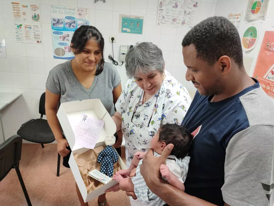 Obsequi de la caixa amb el ninot drap, la carta de benvinguda i el fullet desplegable amb paraules afectuoses del projecte 'Identitats' al CAP de la Jonquera.