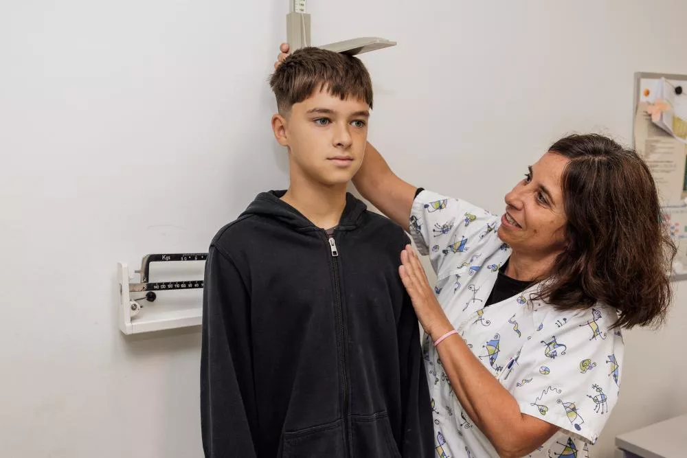 Una infermera prenent la mida a un nen.