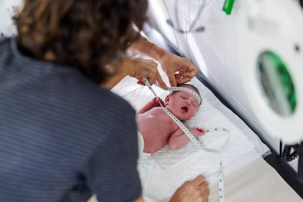 Un pare mirant com medeixen el cap del seu bebè.