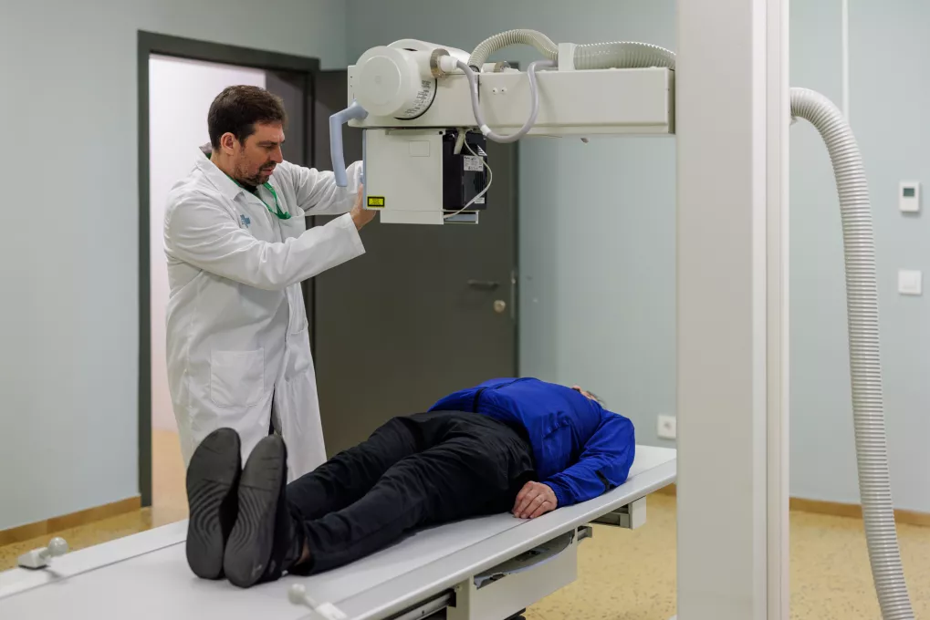 Un tècnic fent una radiografia a un pacient.