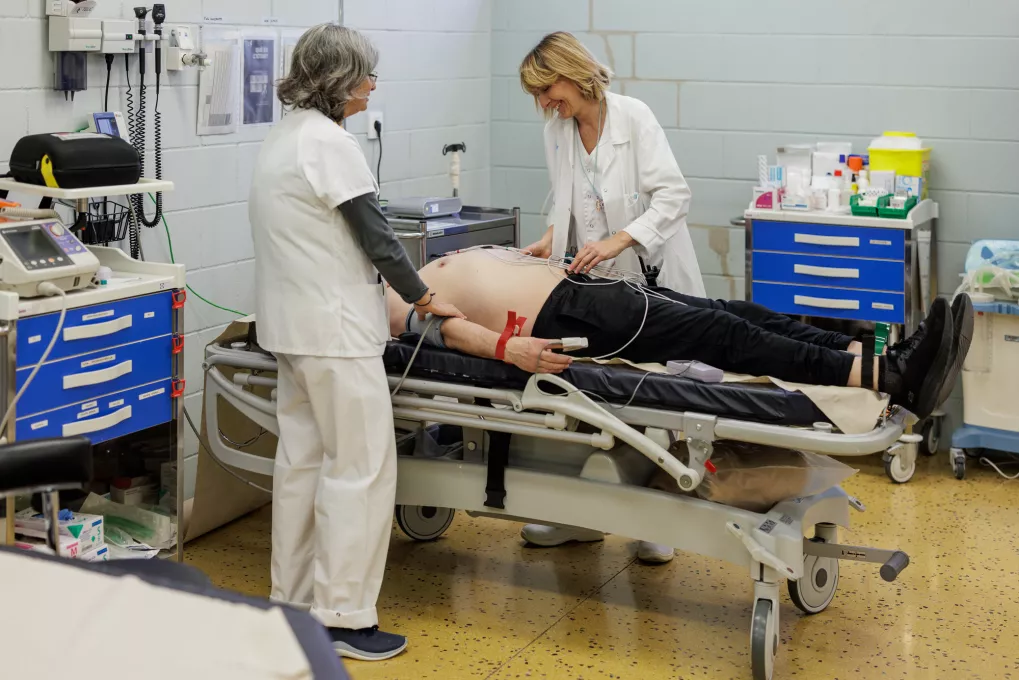 Dues sanitàries atenent un pacient en una llitera.