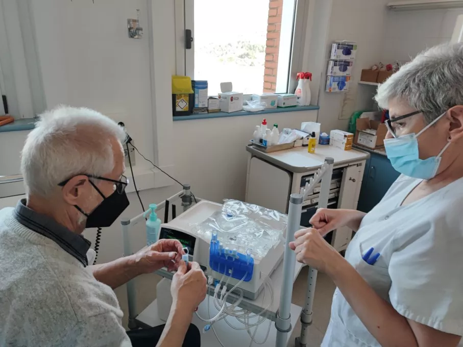 un pacient rep formació prèvia a l'inici del tractament de diàlisi peritoneal