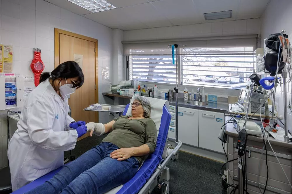 Enfermera tratando a una paciente en una camilla