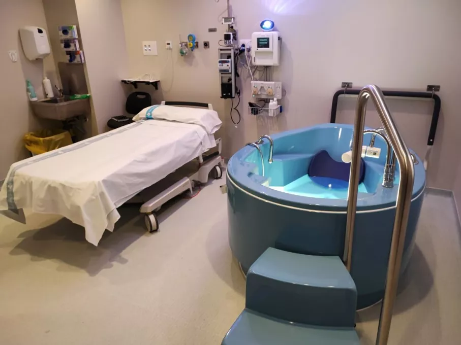 La banyera d’hidroteràpia està situada en una sala, també reformada i dotada de tot l’equipament per oferir el màxim confort a les dones gestants.