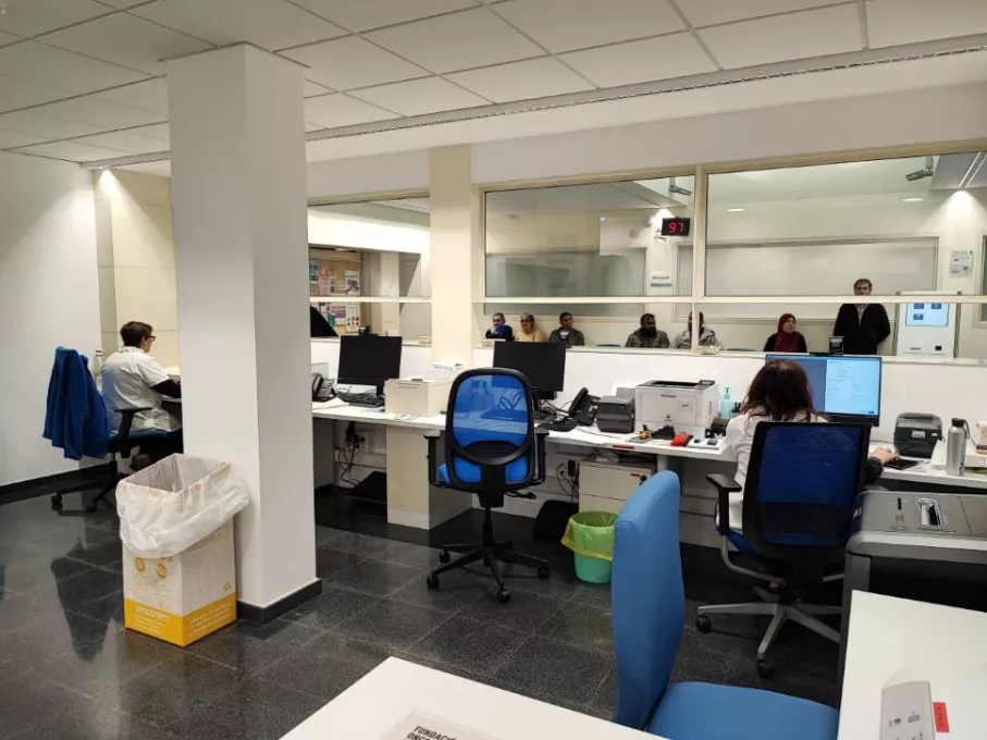 imatge de l'àrea de treball per a professionals dins la reforma de la planta baixa del CAP Jordi Nadal de Salt. 