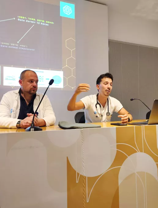 El doctor Arnau Àlvarez intervé durant la sessió sobre ús d'aplicacions amb Intel·ligència Artificial  
