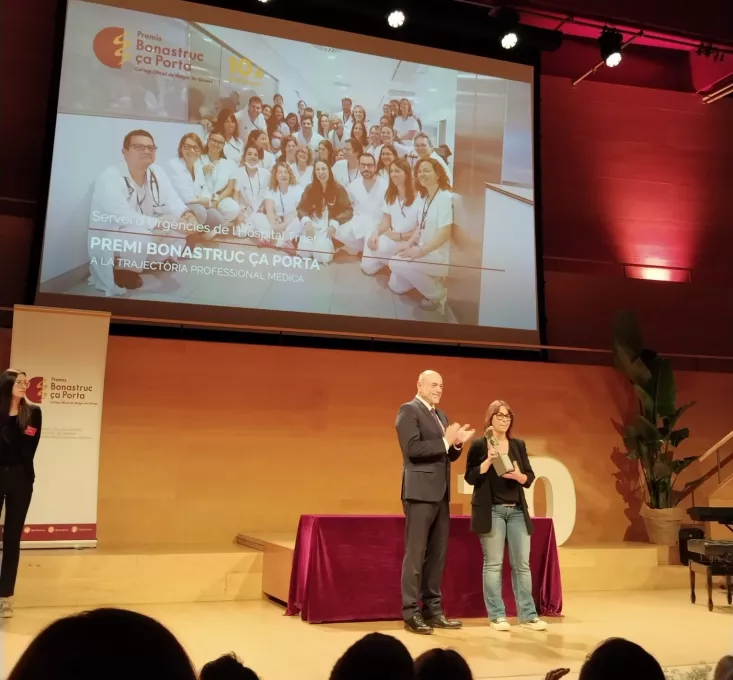Premis Bonastruc ça Porta 2025. La doctora Àngels Gispert rep el premi en nom del Servei d'Urgències del Trueta