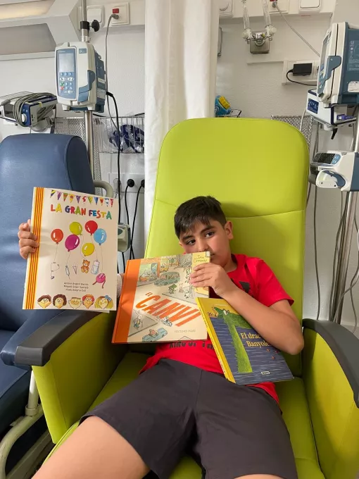 Donació de llibres i roses a pacients durant la celebració de Sant Jordi 2025 al Trueta