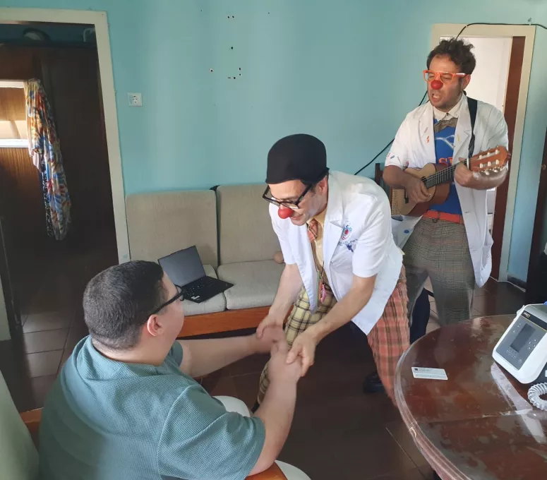 Els Pallapupas interactuen amb un infant durant una visita d'acompanyament a domicili amb l'ESCCAPP-GI 