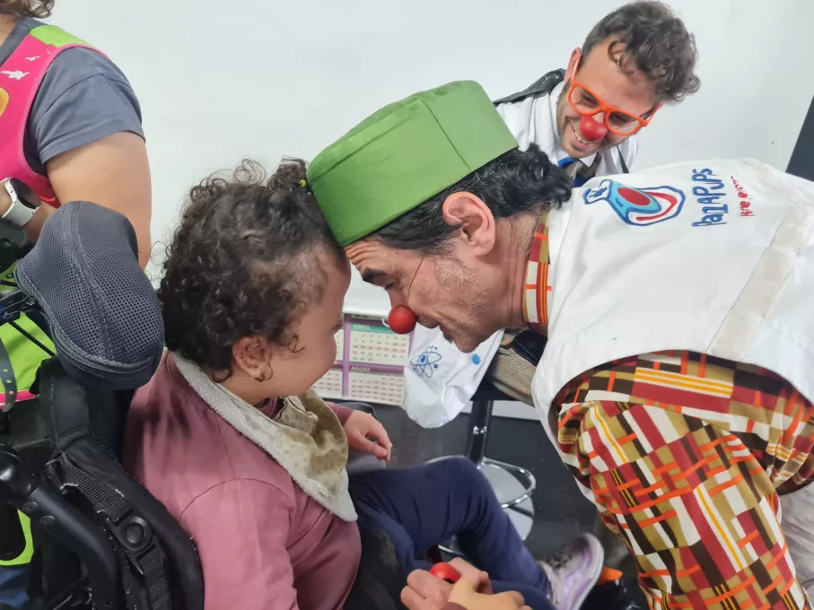 Els Pallapupas interactuen amb un infant durant una visita d'acompanyament a domicili amb l'ESCCAPP-GI 