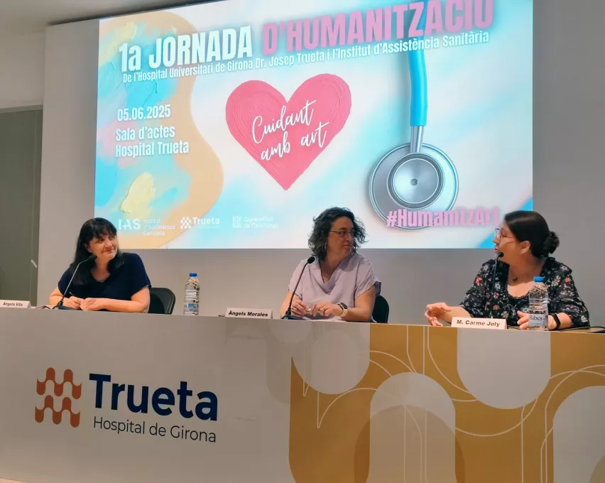 Taula de benvinguda de la 1a Jornada d'Humanització del Trueta i l'IAS amb la intervenció de la gerenta, Àngels Morales