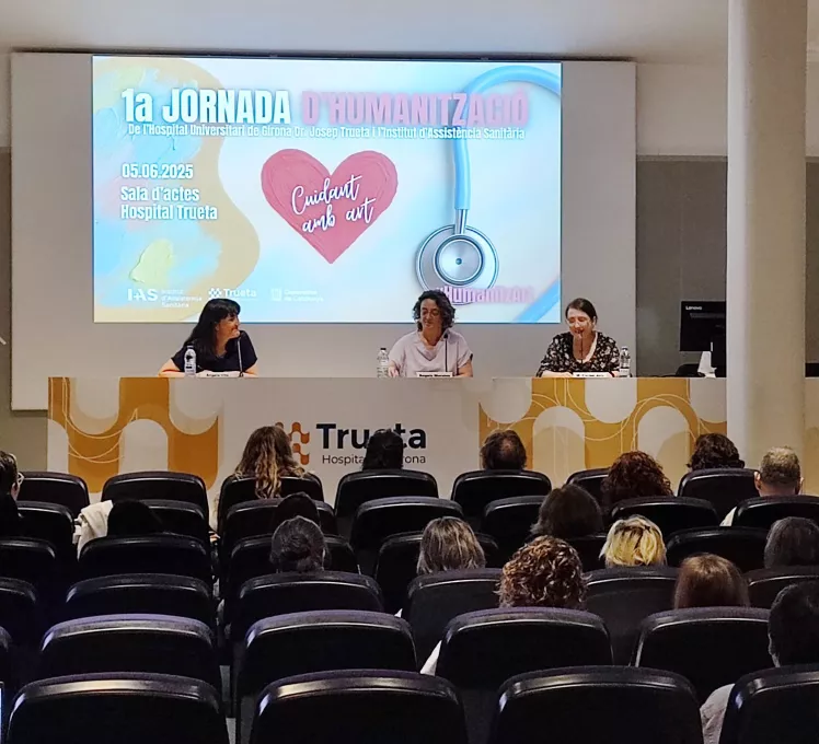 Taula inaugural de la 1a Jornada d'Humanització de l'Hospital Trueta i l'IAS. Imatge des dels assistents a la sala.