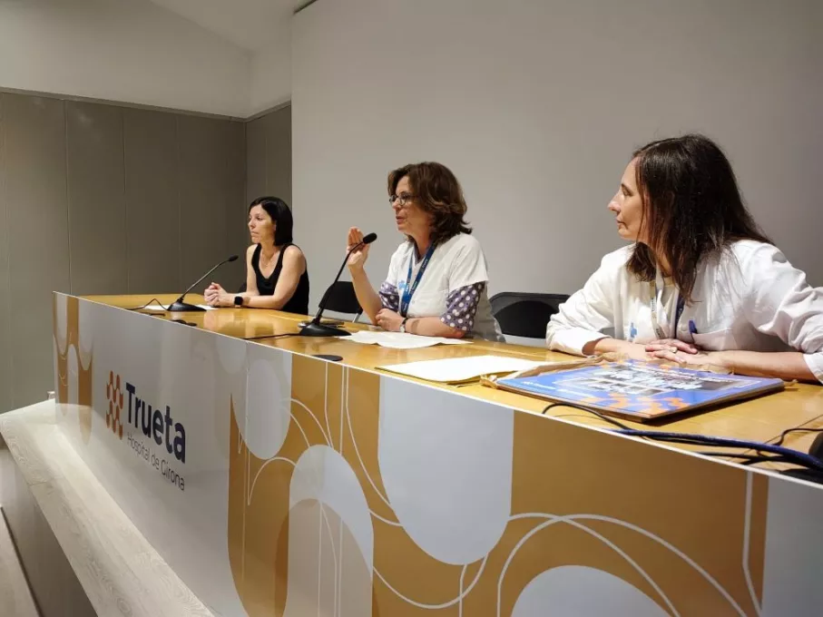 La doctora Elena Álvarez, directora mèdica del Trueta, dona la benvinguda als assistents a l'acte de comiat dels residents que aquest juny de 2025 completen la seva formació al centre.
