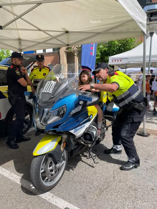 Jornada Mossos Solidaris al Trueta. Una nena pujada en una moto policial 