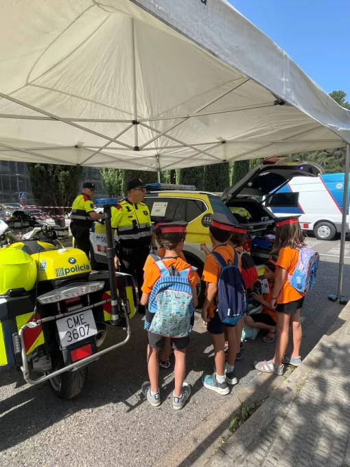 Activitats i tallers organitzats pels Mossos d'Esquadra Jornada Solidària conjunt amb l'Associació Iris