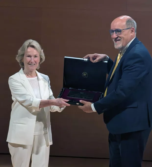 El doctor Ramon Brugada entrega el premi Joan Altés a Margaret Littleton, presidenta de la Fundació Daniel Bravo 