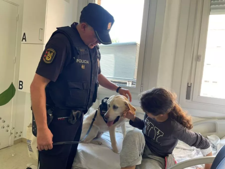 Jornada Mossos Solidaris. Visita a la planta de pediatria del Trueta 